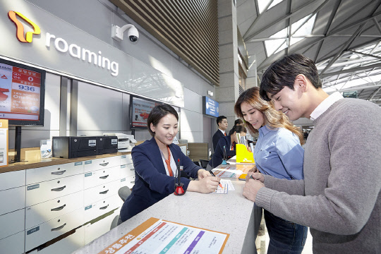 SK텔레콤은 설 연휴를 맞아 해외 여행을 떠나는 사용자들이 활용할 수 있는 맞춤형 로밍 서비스를 소개했다. SK텔레콤 모델이 로밍 서비스를 소개하고 있다, <SK텔레콤 제공>